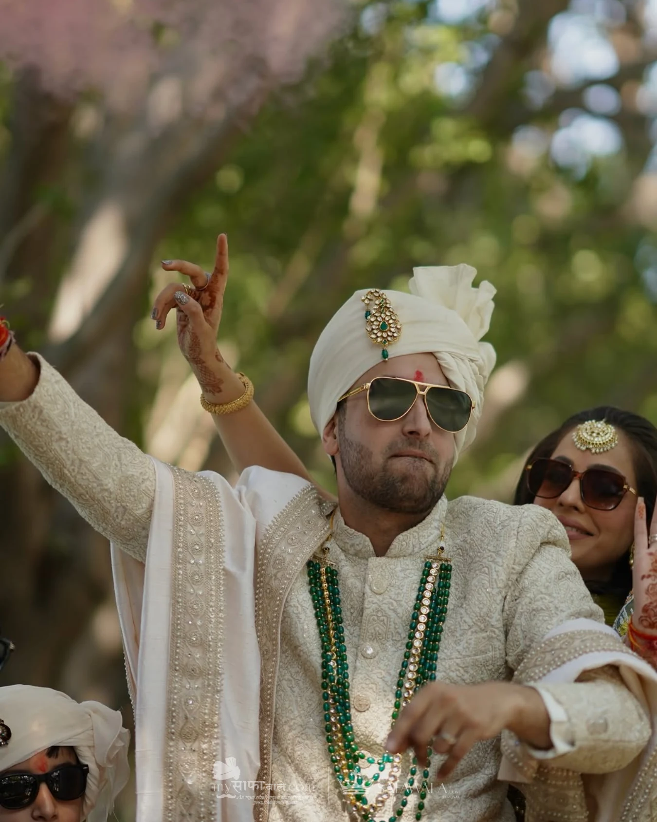 Groom in an ivory wedding safa with emerald jewellery for Dharavandhoo